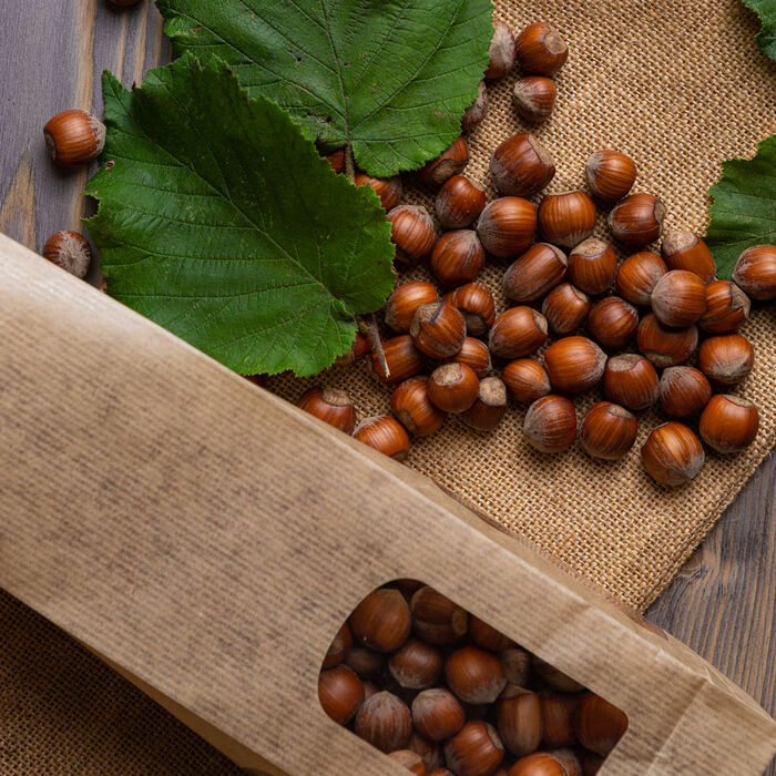 Nocciole con foglie su sacchetto