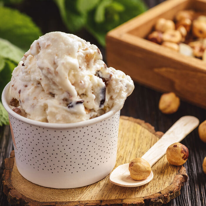 Coppa di gelato con nocciole